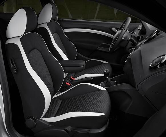 Die Vordersitze des Seat Ibiza Cupra sind stark konturiert