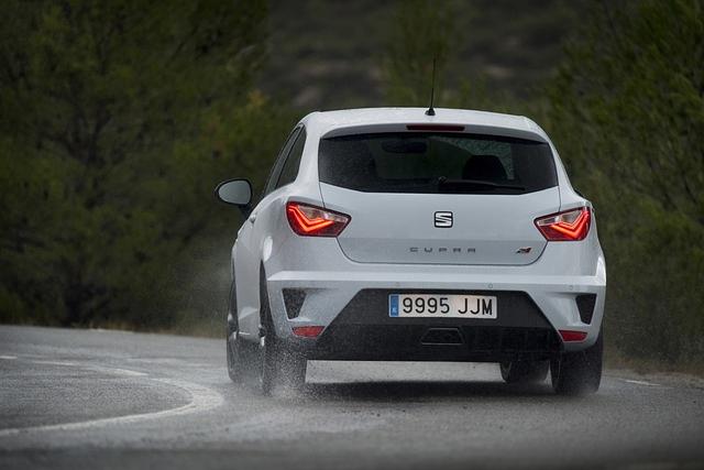 Verzichtet man darauf, mittels Druck auf die Dämpfertaste den Cupra zu schärfen und das ESP in eine weniger wachsame Stellung zu bringen, ist der Spanier praktisch überhaupt nicht an seine Grenzen...