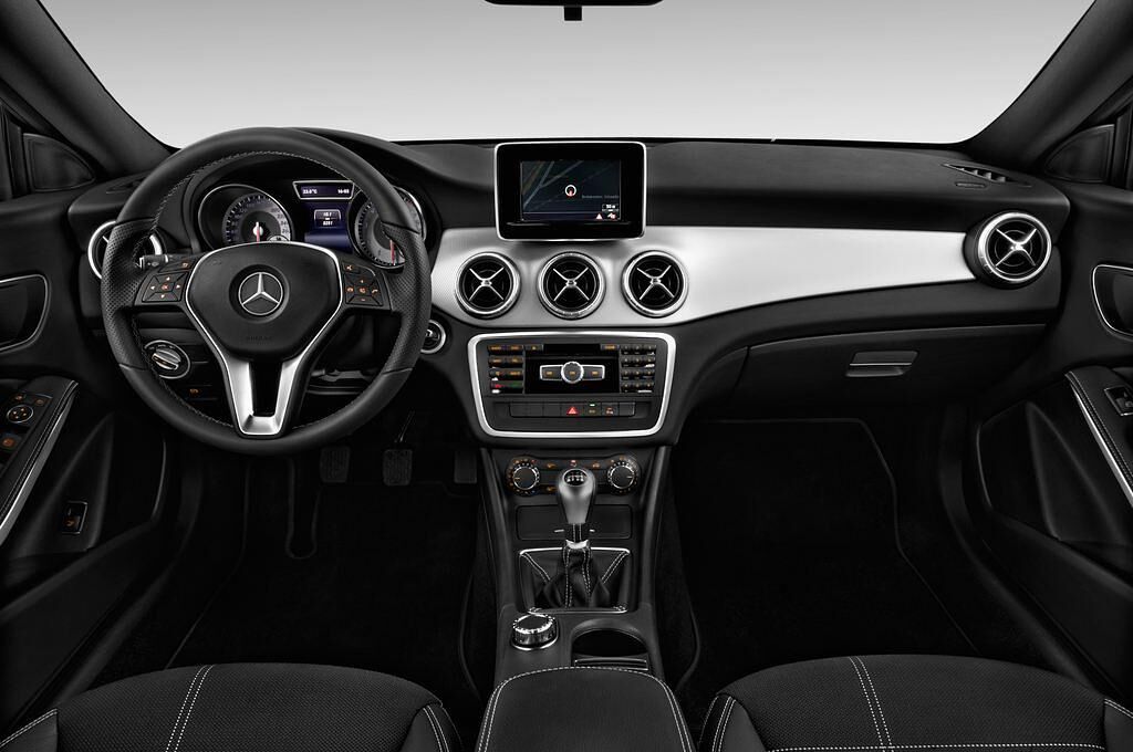 Mercedes CLA (Baujahr 2013) Urban 4 Türen Cockpit und Innenraum