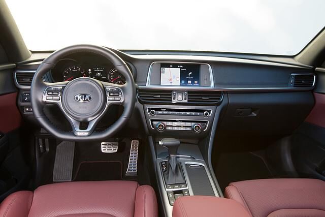 Innen erwartet einen das bekannte praktische Cockpit 