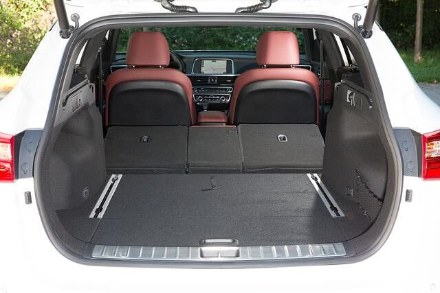 . Obwohl der Sportstourer mit 4,86 Metern genau so lang ist, als die tausend Euro günstigere Limousine, ist es den Ingenieuren gelungen, Platz für 1.686 Liter Gepäck zu schaffen 