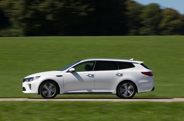 Die steil ansteigende Fensterlinie, breite Rückleuchten und eine  einen Hauch Italien-Flair