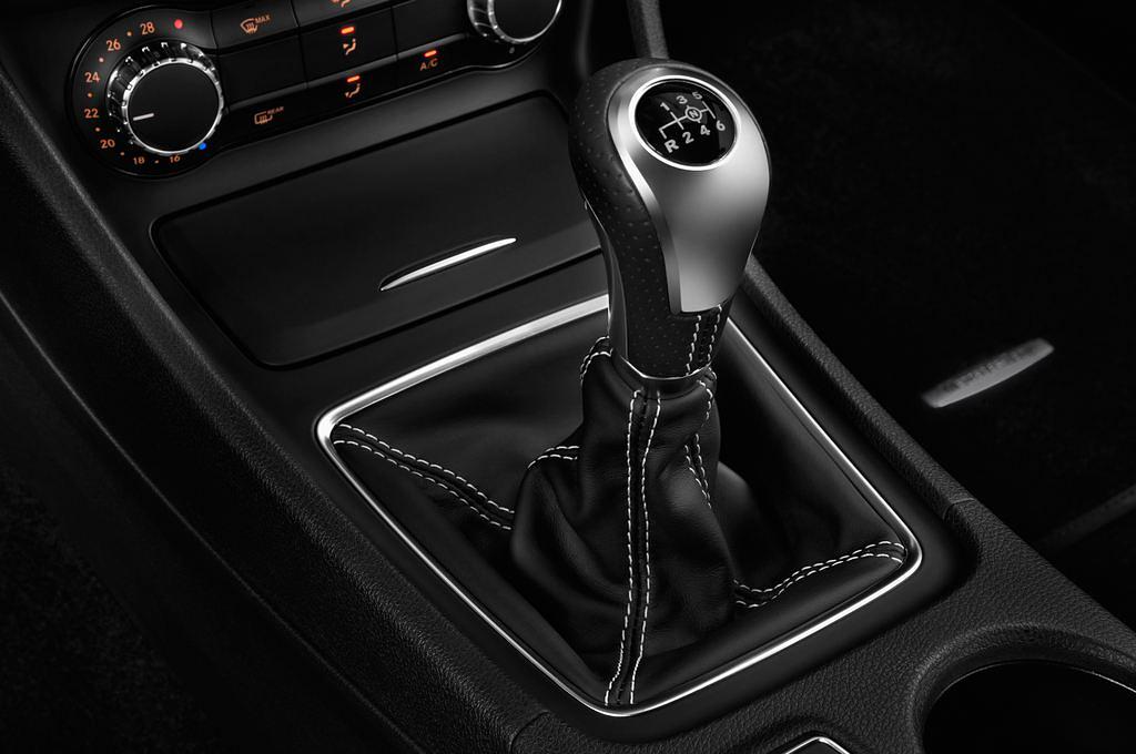 Mercedes CLA (Baujahr 2013) Urban 4 Türen Schalthebel