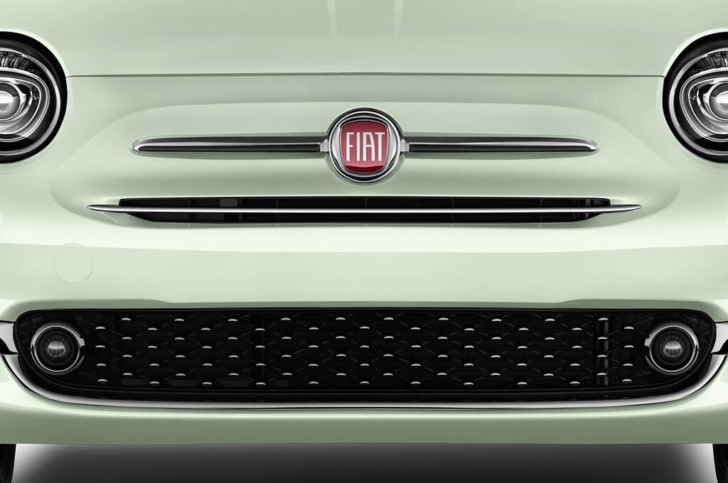 FIAT 500 (Baujahr 2016) Lounge 3 Türen Kühlergrill und Scheinwerfer