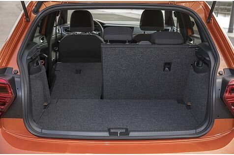 Legt man die Lehnen der Rückbank um, entsteht ein ebener, wenngleich leicht ansteigender Ladeboden