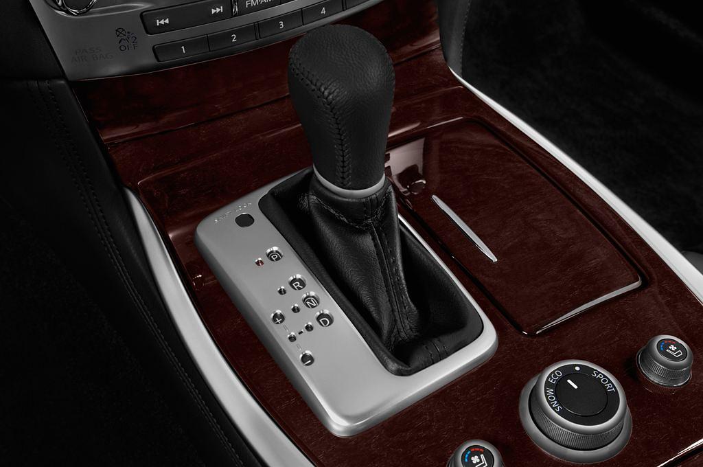 Infiniti Q70 (Baujahr 2016) Premium 4 Türen Schalthebel