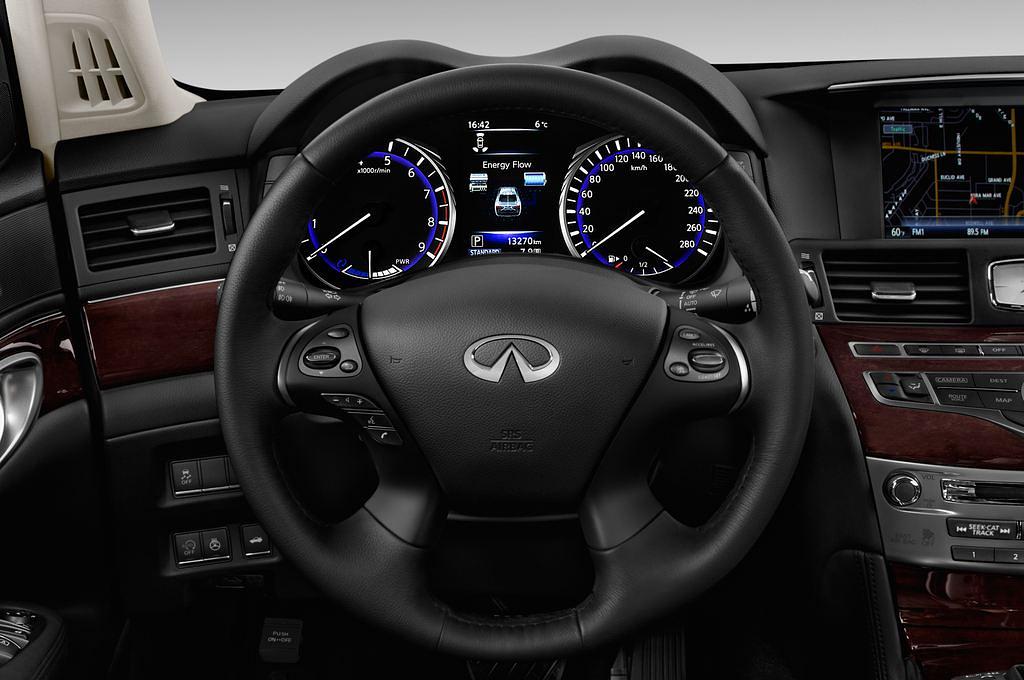 Infiniti Q70 (Baujahr 2016) Premium 4 Türen Lenkrad