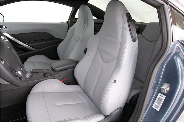 Die Sitze bieten guten Seitenhalt, aber die Integralkopfstützen sind zu kurz