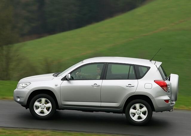Optional konnte man den Toyota RAV4 mit Ersatzrad auf der Heckklappe bekommen