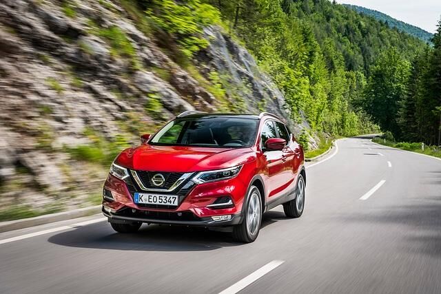 Die Front des Qashqai wurde sichtbar überarbeitet, der Kühlergrill scheint markanter und der Nissan blickt durch schmalere Scheinwerfer mit optionaler LED-Technik in die Welt