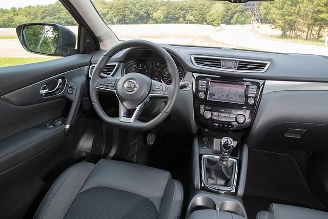 Aus dem kleinen Micra hat sich der Qashqai das unten abgeflachte Lenkrad gemopst und auch die Sitze wurden überarbeitet