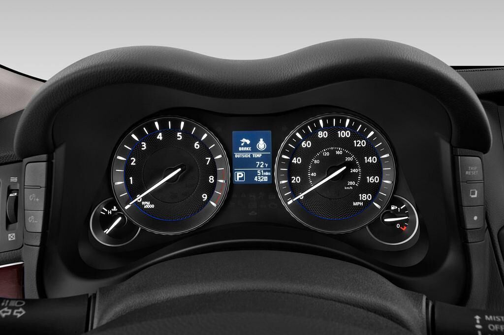 Infiniti Q70 (Baujahr 2015) 3.7 V6 7At 4 Türen Tacho und Fahrerinstrumente