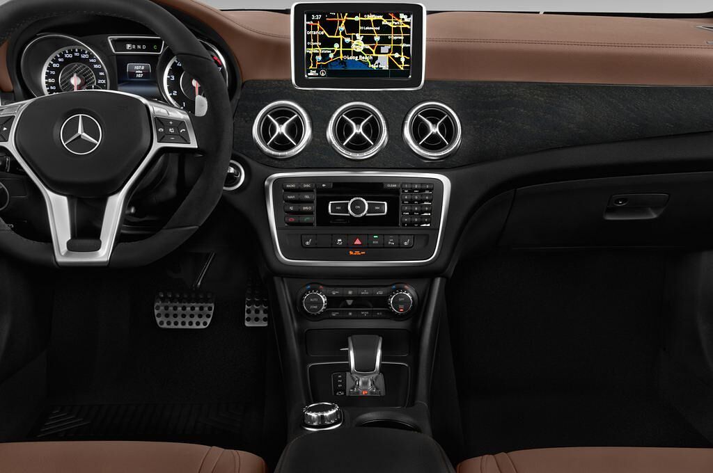 Mercedes CLA (Baujahr 2015) Amg 4 Türen Mittelkonsole