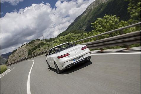 Bis Tempo 250 beschleunigt das Mercedes-Benz E 400 4Matic Cabriolet.