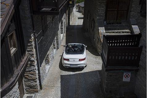 Das Topmodelle, das Mercedes-Benz E 400 4Matic Cabriolet kostet mindestens 70.282 Euro und 40 Cent.