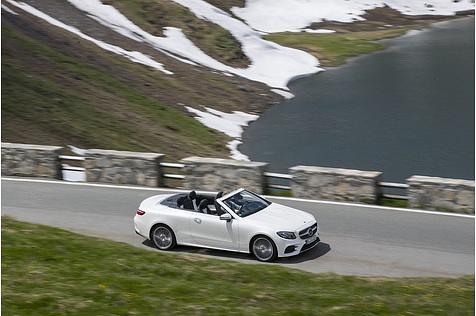 Das Mercedes-Benz E 400 4Matic Cabriolet ist 4,83 Meter lang,...