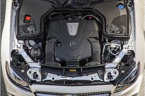 Der 3,0 Liter große V6-Benzinmotor des Mercedes-Benz E 400 4Matic Cabriolet.