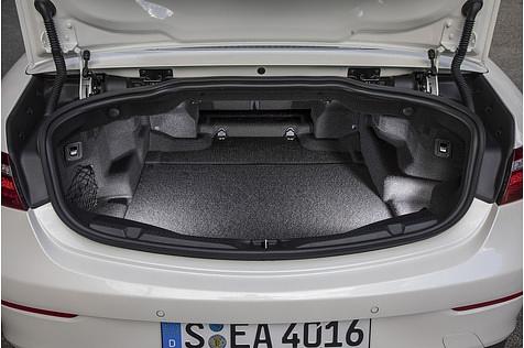 Hier passen bis zu 385 Liter Gepäck hinein.