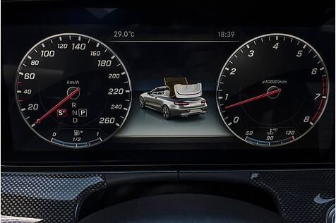 Auf Knopfdruck öffnet und schließt das Verdeck.