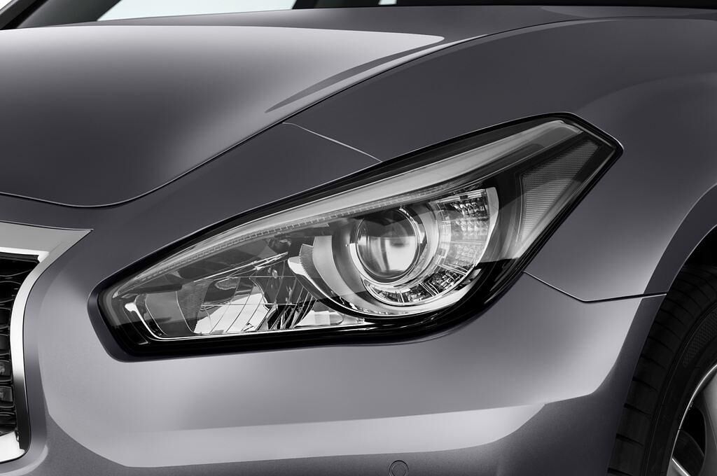 Infiniti Q70 (Baujahr 2017) Premium 4 Türen Scheinwerfer