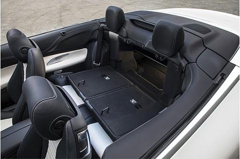 Eine Durchlademöglichkeit ergibt sich zum ersten Mal beim Mercedes-Benz E Cabriolet.