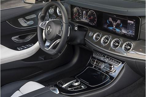 Das Cockpit des Mercedes-Benz E 400 4Matic Cabriolet.