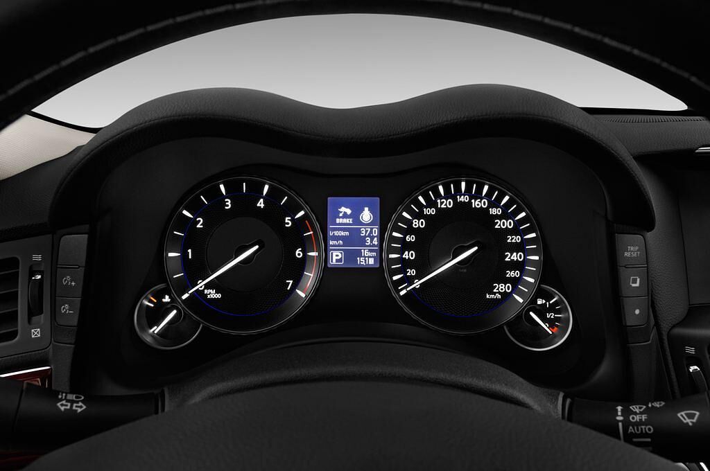 Infiniti Q70 (Baujahr 2017) Premium 4 Türen Tacho und Fahrerinstrumente