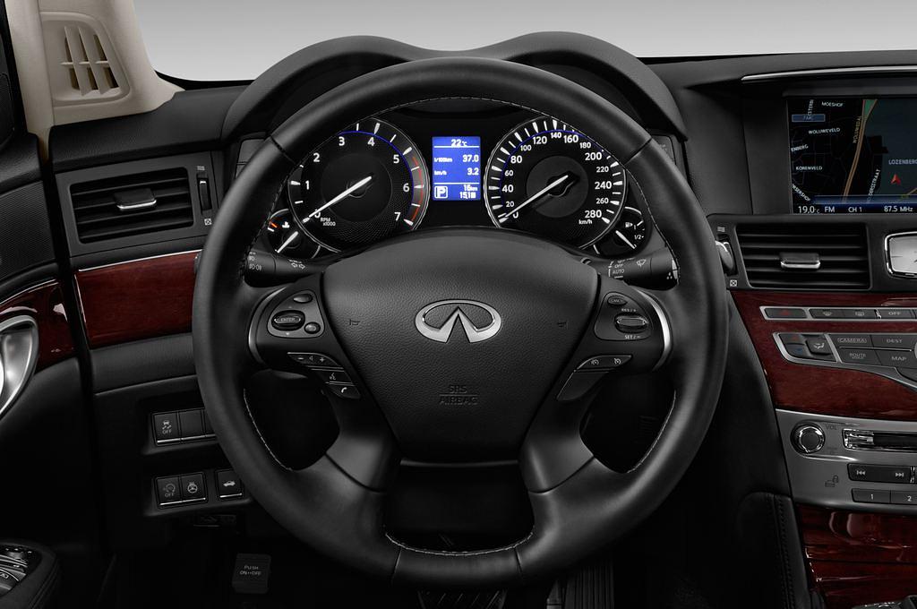 Infiniti Q70 (Baujahr 2017) Premium 4 Türen Lenkrad