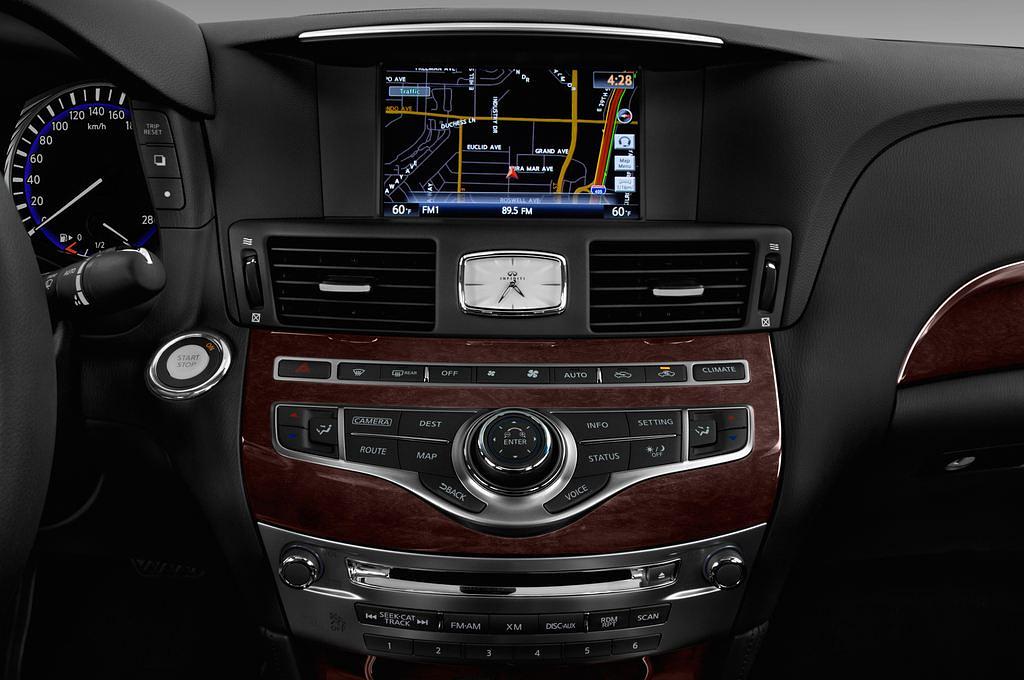 Infiniti Q70 (Baujahr 2016) Premium 4 Türen Radio und Infotainmentsystem