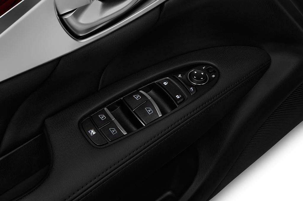 Infiniti Q70 (Baujahr 2016) Premium 4 Türen Bedienungselemente Tür