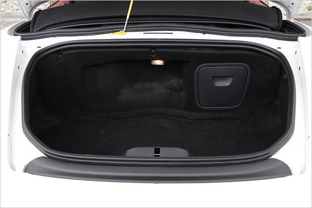 ... hinten gehen noch einmal 130 Liter Gepäck rein