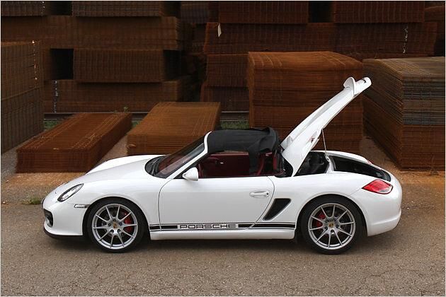 ... und anschließend in einer Halterung hinter den Sitzen befestigt