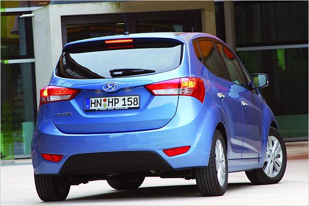 Die breiten Rückleuchten lassen das Heck stämmig wirken