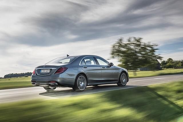 Der neue Dreiliter-Motor kommt im S 450 mit 270 kW/367 PS sowie in einer auf 320 kW/435 PS hochgezüchteten Variante als S 500 auf den Markt und verdrängt mit rund 500 Newtonmeter Drehmoment den...