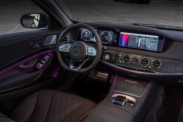 Im Cockpit haben neben einem neuen Lenkrad die beiden aus der E-Klasse bekannten, übergroßen Displays Einzug gehalten 