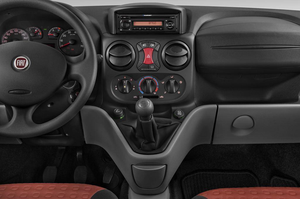 FIAT Doblo (Baujahr 2010) Dynamic 5 Türen Mittelkonsole