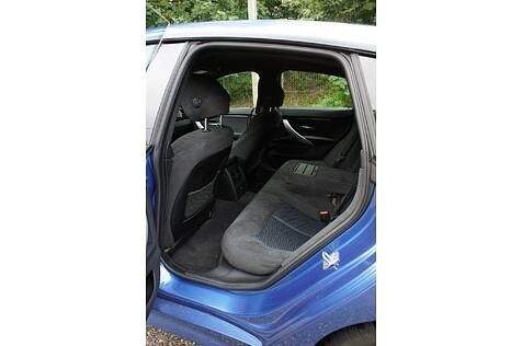 Hinten haben großgewachsene Personen Platz