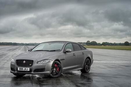 Jaguar XJR575 - Schnell und mit Aufpassern
