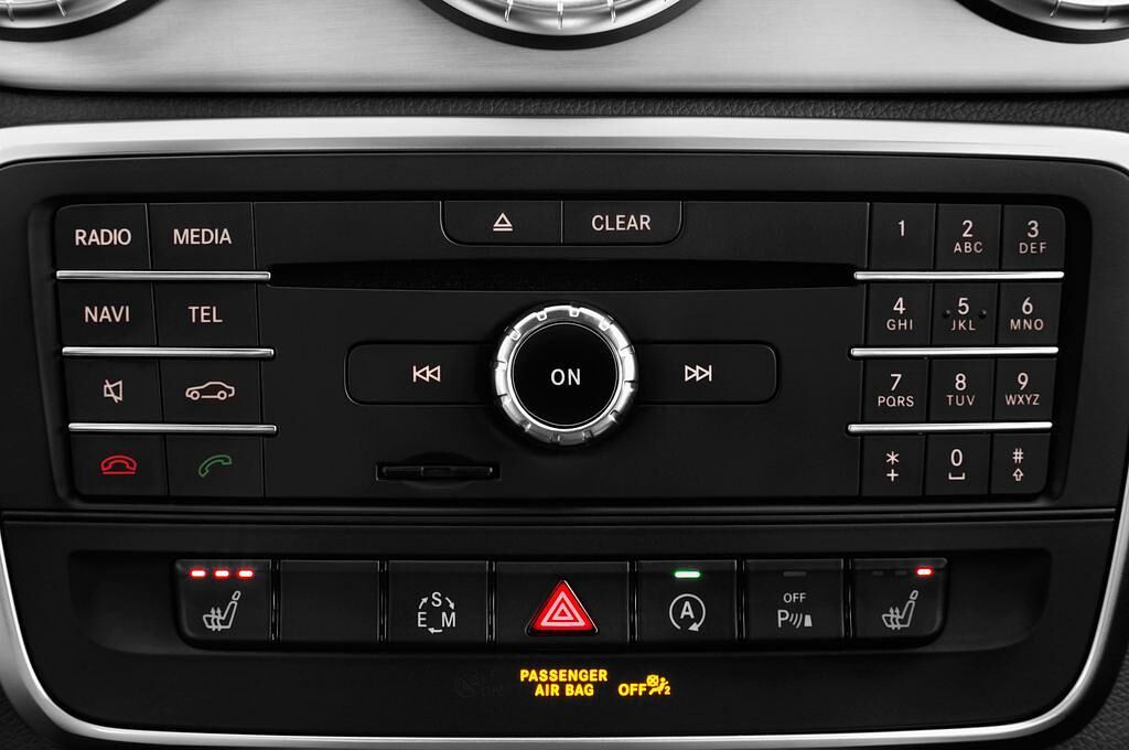 Mercedes CLA (Baujahr 2015) Amg Line 5 Türen Radio und Infotainmentsystem