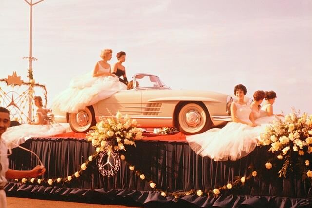 Mercedes-Benz 300 SL Roadster Typ W198 II bei Blumenkorso in Mittelamerika