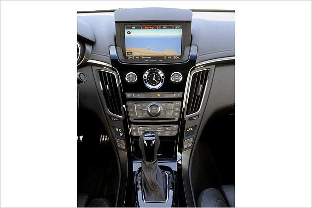 Der Bildschirm des serienmäßigen Navisystems fährt bei Bedarf aus