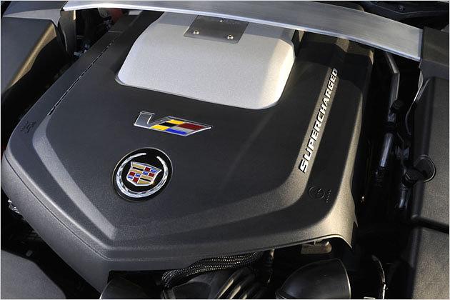 Kraftwerk: Der V8 unter der Haube holt mittels Kompressor aus 6,2 Liter Hubraum 564 PS