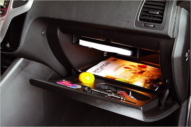 Großes Handschuhfach mit dicker Bedienungsanleitung (oben)