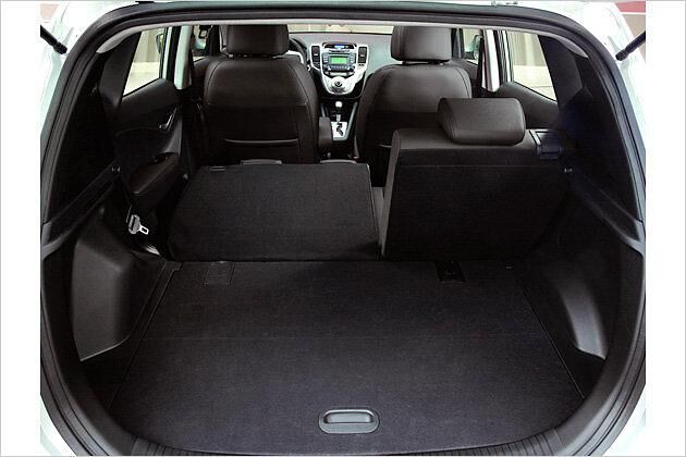 Je nach Stellung des Ladebodens ergibt sich nach dem Klappen der Lehnen eine ebene Fläche