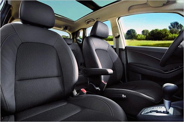 Bequeme Sitze mit ausreichender Beinauflage