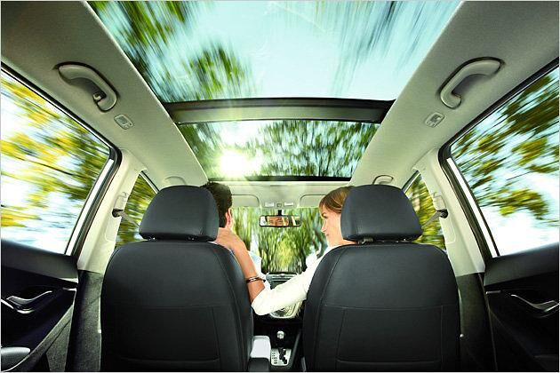 Optional lässt ein großes Panorama-Schiebedach viel Licht in den Innenraum