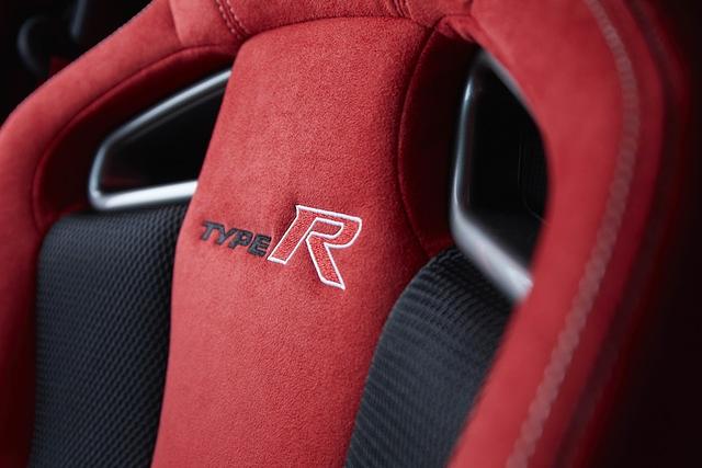 Die Sitzposition ist hervorragend, die Sitze extrem bequem