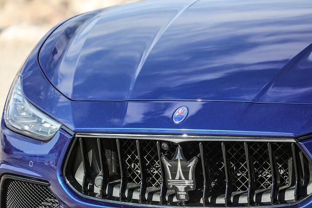 Am Kühlergrill prangt der bekannte Dreizack