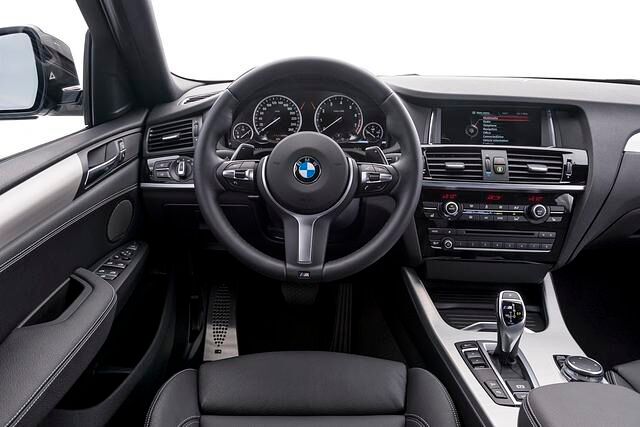 Im Innenraum erkennt man die BMW-Herkunft