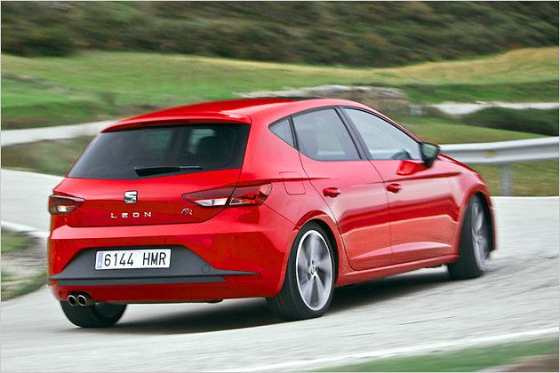 Der spanische Golf-Bruder liegt gut auf der Straße und zirkelt sicher durch Kurven und Kehren